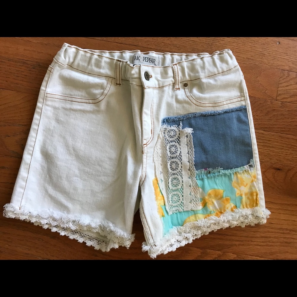 Jak And Peppar Creme Shorts With Pattern